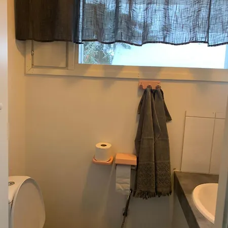 Vaaleanpunainen Pihatalo * Kemi