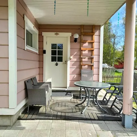 Vaaleanpunainen Pihatalo