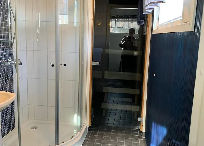 Vaaleanpunainen Pihatalo Kemi