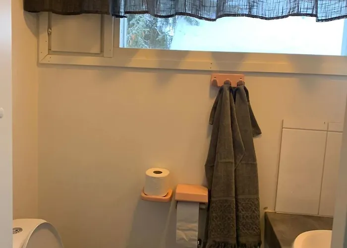 Vaaleanpunainen Pihatalo * Kemi