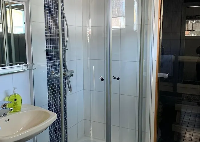 Vaaleanpunainen Pihatalo * Kemi