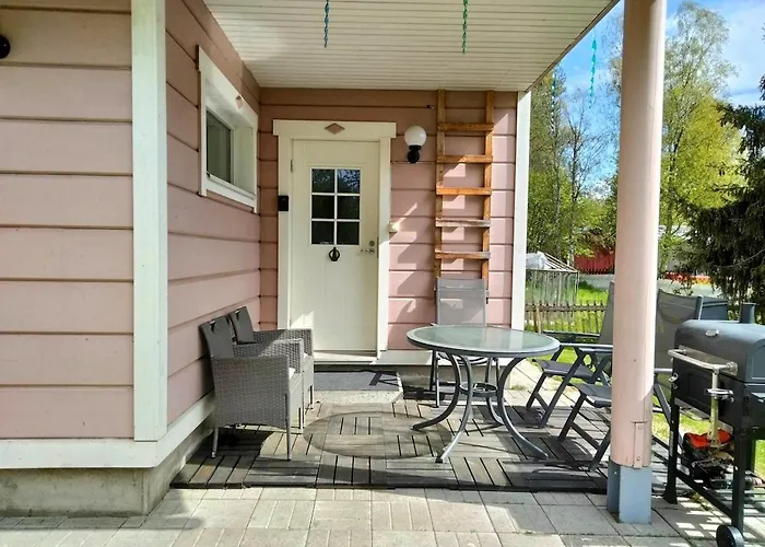 Vaaleanpunainen Pihatalo