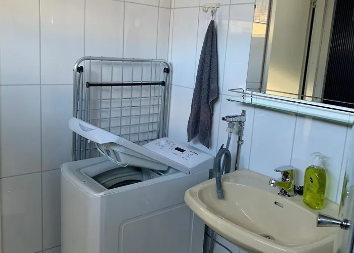 Vaaleanpunainen Pihatalo