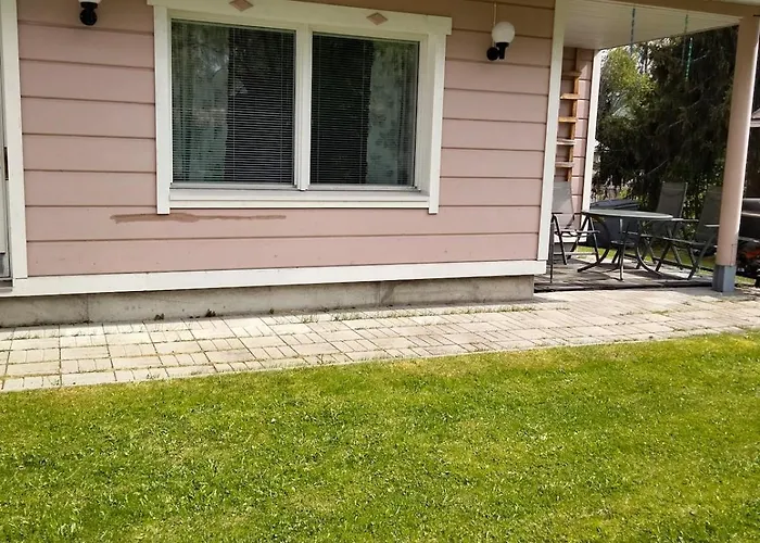 Vaaleanpunainen Pihatalo * Kemi